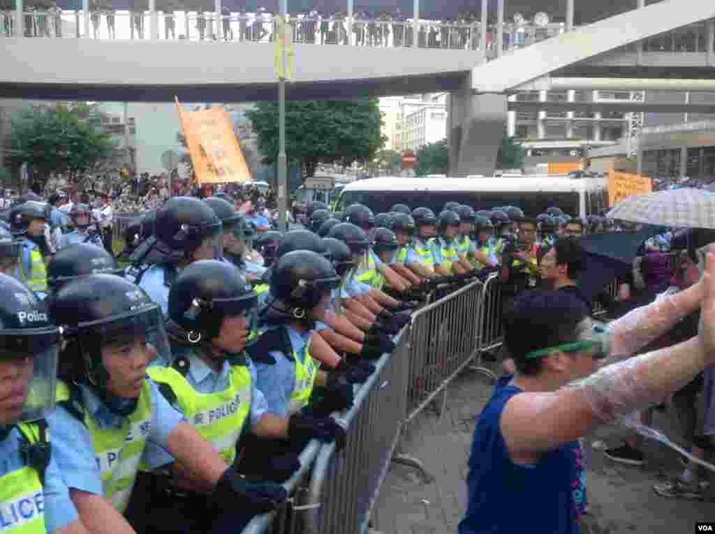 港人声援占中抗拒警方封锁中环金钟多处瘫痪（美国之音海彦拍摄）