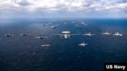 美国海军航空母舰卡尔·文森与亚伯拉罕·林肯号两艘航母的战斗群在菲律宾海航行。（2022年1月22日）