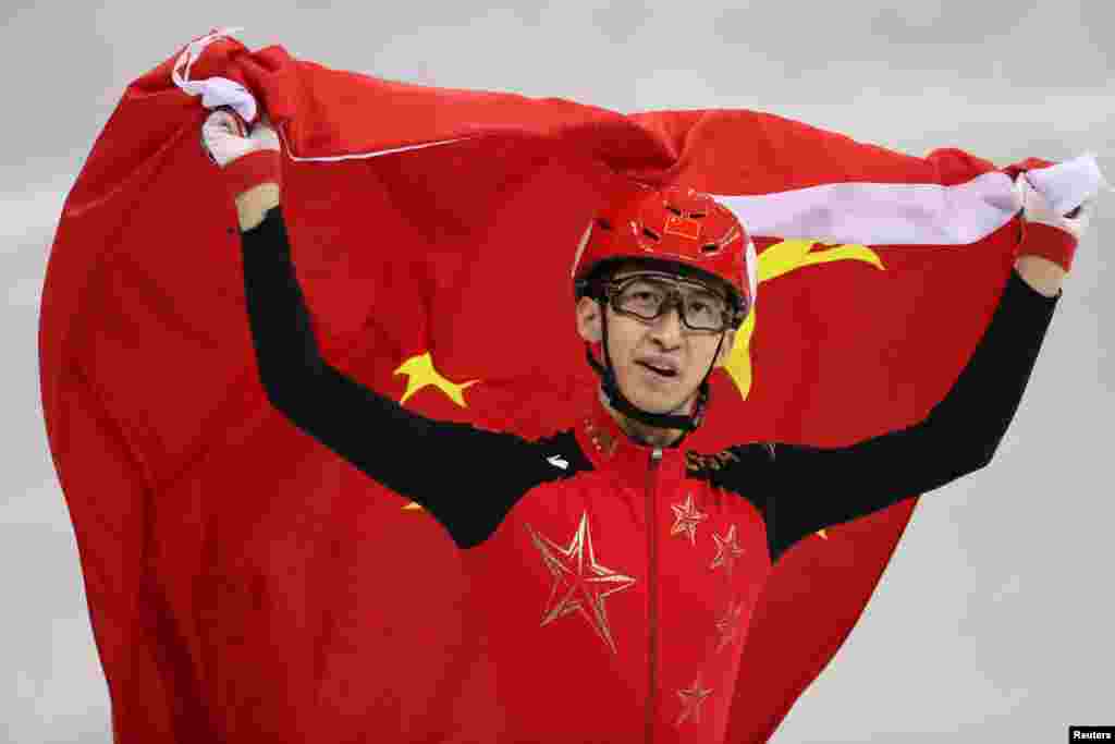 中国选手武大靖举着国旗庆祝胜利,他的金牌是中国代表团在平昌冬奥会上的首枚金牌。2018年2月22日在江陵冰上运动场举行的平昌冬奥会短道速滑男子500米决赛中,他以39秒584的成绩夺冠,并创造世界纪录。