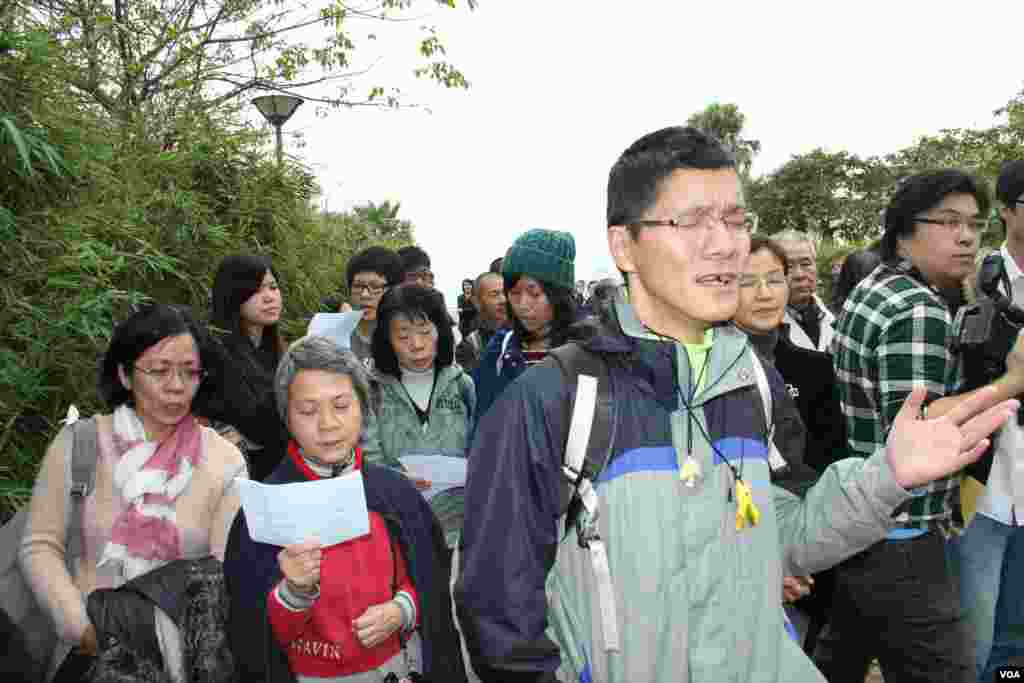 占中三子率众自首(美国之音海彦拍摄)