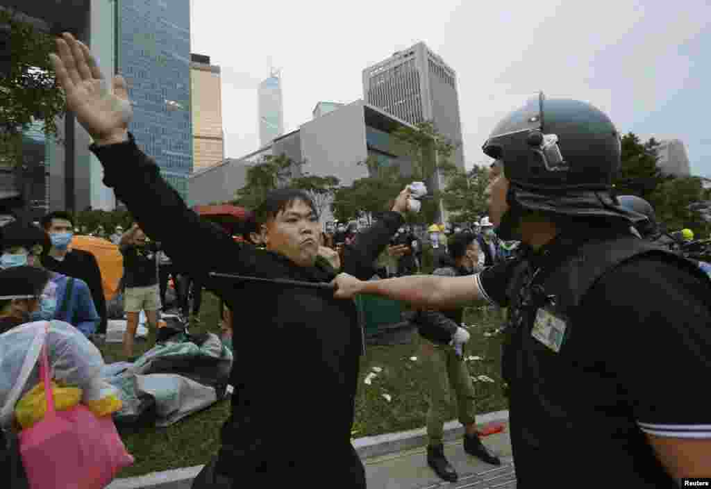 香港政府总部外冲突中,亲民主示威者阻拦防暴警察