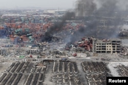天津滨海新区发生爆炸后，消防员在现场试图灭火（2015年8月14日）
