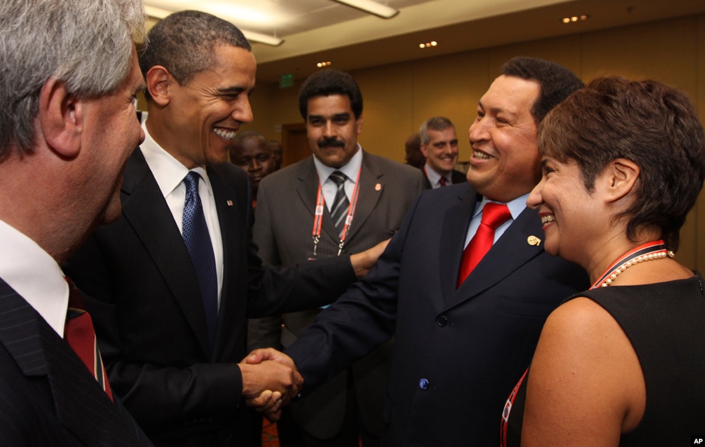 Tổng thống Hoa Kỳ Barack Obama bắt tay với Tổng thống Venezuela Hugo Chavez trước phiên khai mạc Hội nghị thượng đỉnh Châu Mỹ Latinh lần thứ 5, ngày 17/4/2009.