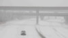 美国中部遭遇冰雪袭击,强风暴同时向东移动