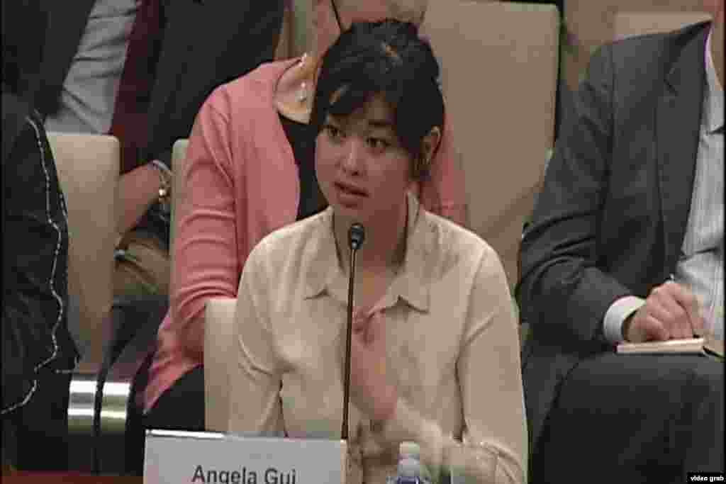 香港书商桂民海的女儿安杰拉.桂。 (视频截图,资料照)。 《纽约时报》报道称,2018年1月20日,桂民海的身体出现渐冻人症状后,上周六在两名瑞典外交官的陪同下前往瑞典驻京大使馆计划检查身体。桂民海的女儿安杰拉(Angela Gui)表示,火车靠近北京时,有大约10名身着便衣的男子上车将桂民海带走。