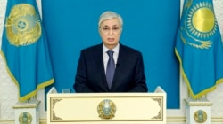 哈萨克斯坦总统托卡耶夫（Kassym-Jomart Tokayev）发表电视讲话的视频截图。（2022年1月5日）