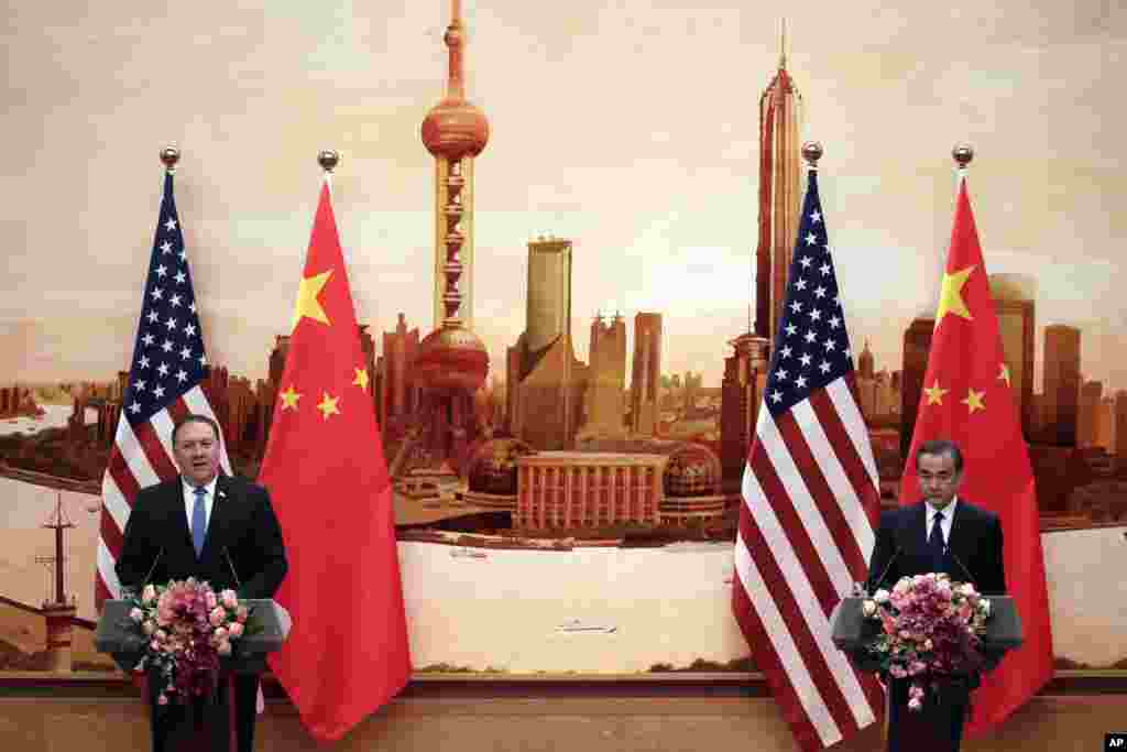 美国国务卿蓬佩奥和中国外交部长王毅2018年6月14日在北京人民大会堂举行的联合新闻发布会上讲话。蓬佩奥强调,在朝鲜实现无核化前,不会缓和或解除对朝经济制裁。蓬佩奥说,中国外长王毅也再次表示,中国将履行应尽的国际义务,继续执行联合国制裁决议。在美中关系问题上,蓬佩奥说,他与王毅谈到了两国贸易纠纷、南中国海主权争端以及人权和宗教自由等问题。