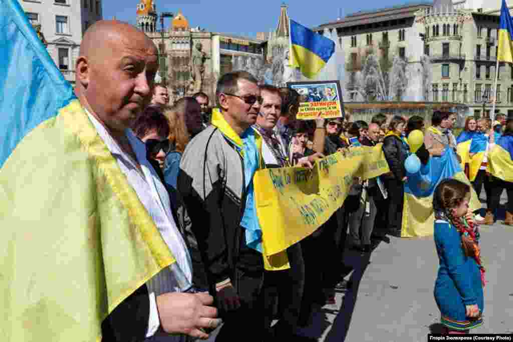 Барселона "Уже вкотре українцям Каталонії вдалося продемонструвати громадськості свою позицію, а також закликати усіх зробити все можливе, щоб не допустити війни та порушення територіальної цілісності України!", - переконана Глорія Грозяк.