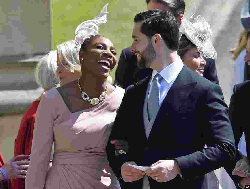 塞雷娜·威廉姆斯 (Serena Williams)和丈夫亚历克西斯·欧海宁(Alexis Ohanian)一道抵达哈里王子和梅根·马克尔在温莎镇举行的婚礼。(2018年5月19日)