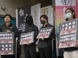 在台北念书的港生关山月 (左二蒙面者，美国之音黄丽玲摄)