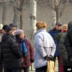 聚集在天坛公园找对象的老人们