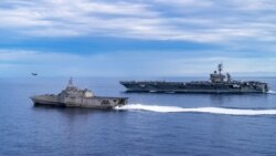 美国海军公布的照片显示，一架F-35C战斗机从“卡尔文森”号航空母舰飞行甲板上起飞，这艘航母与“塔尔萨”号濒海战斗舰正在驶过南中国海。(2021年9月7日)