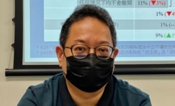 香港伍轮贡学院社会科学院讲师黄志伟表示，国安法之下的移民潮暂时未有时限，视乎当局的执法手段有多强硬 (美国之音/汤惠芸)