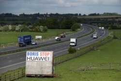 英国公路旁一个敦促约翰逊首相禁用华为的标语（路透社2020年5月1日）