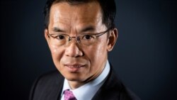 资料照片：中国驻法国大使卢沙野在巴黎摆好姿势接受拍照。(2019年9月10日)