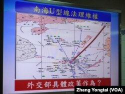陈镇湘委员质询时展示的南中国海地图(美国之音张永泰拍摄)