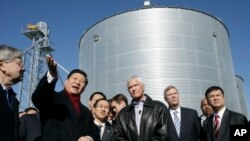 2012年2月16日，时任中国国家副主席的习近平访问爱奥华州一处家庭农场。