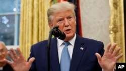 美国总统特朗普在白宫椭圆形办公室举行的仪式上发表讲话。（2019年10月8日）