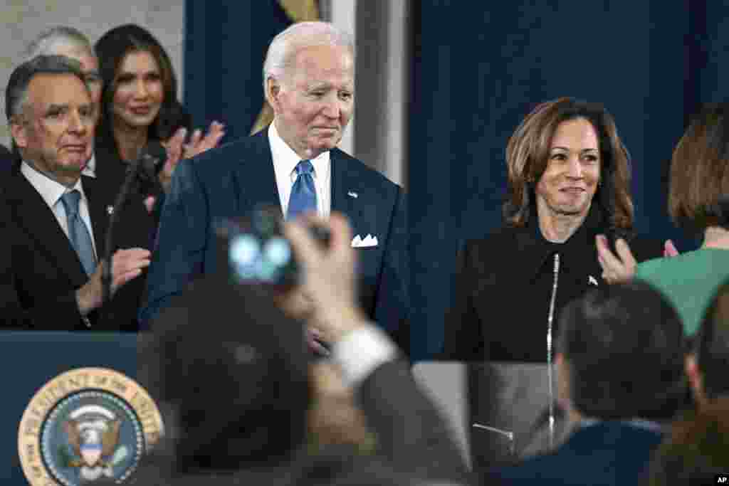 2025年1月20日,华盛顿,总统乔·拜登(左)和副总统卡马拉·哈里斯(Kamala Harris)在美国国会大厦圆形大厅出席第60届总统就职典礼。