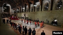英女王伊利沙白二世的灵柩设在威斯敏斯特大厅供民众瞻仰。（路透社2022年9月14日）