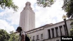 在美国德克萨斯大学奥斯汀分校，有学生走过钟楼（资料照）