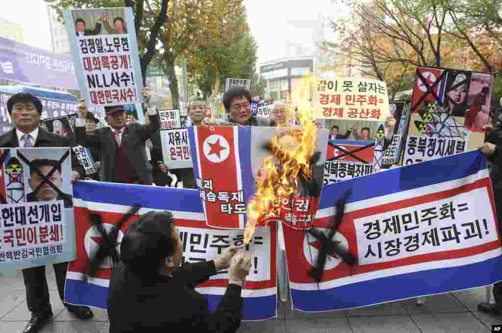 Nhiều người Nam Triều Tiên ở Seoul đốt hình lãnh đạo Bắc Triều Tiên Kim Jong Un trong buổi tụ tập kỷ niệm hai năm xảy ra vụ pháo kích vào đảo Yeonpyeong.