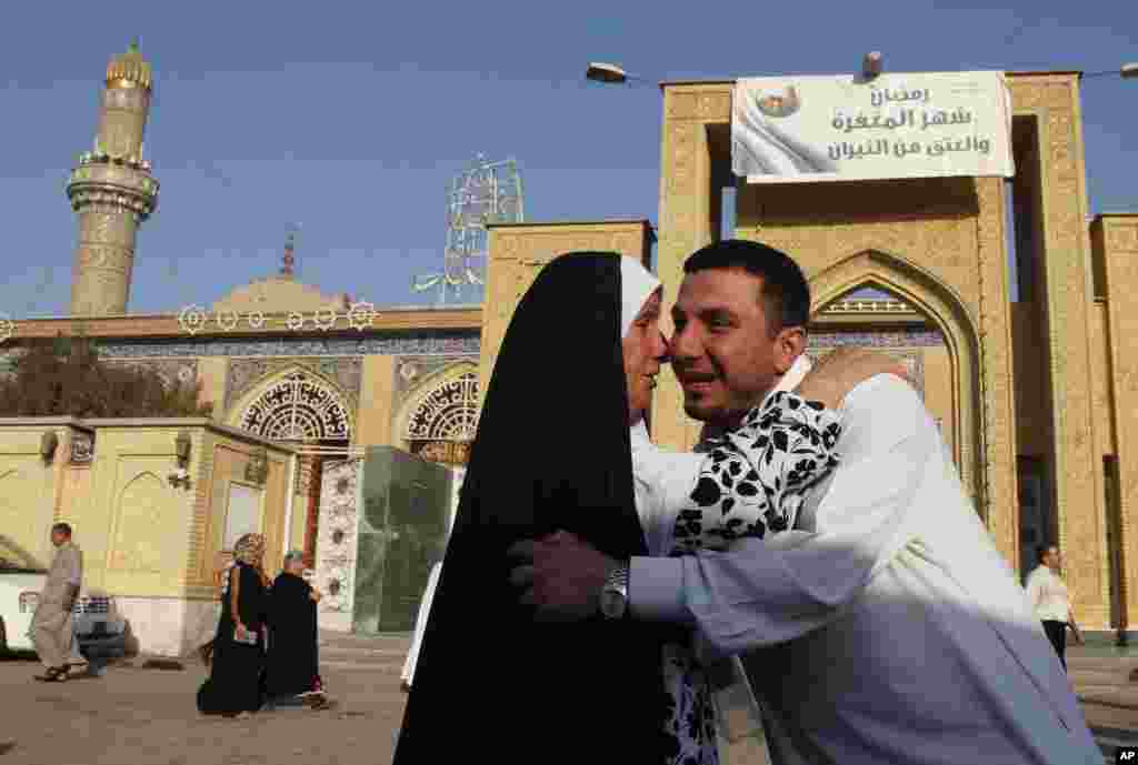 Tại Iraq, người Hồi giáo Sunni chào hỏi nhau sau khi dự lễ tại đền Abu Hanifa phía Bắc Baghdad.