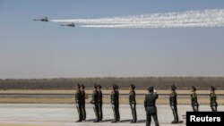 中国空军两架歼-11战机在辽宁沈阳一个机场低空飞行飞过一队中国士兵。 （2019年4月3日）