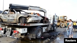 Người dân tập trung tại hiện trường 1 vụ đánh bom xe ở Baghdad, 16/10/2014.