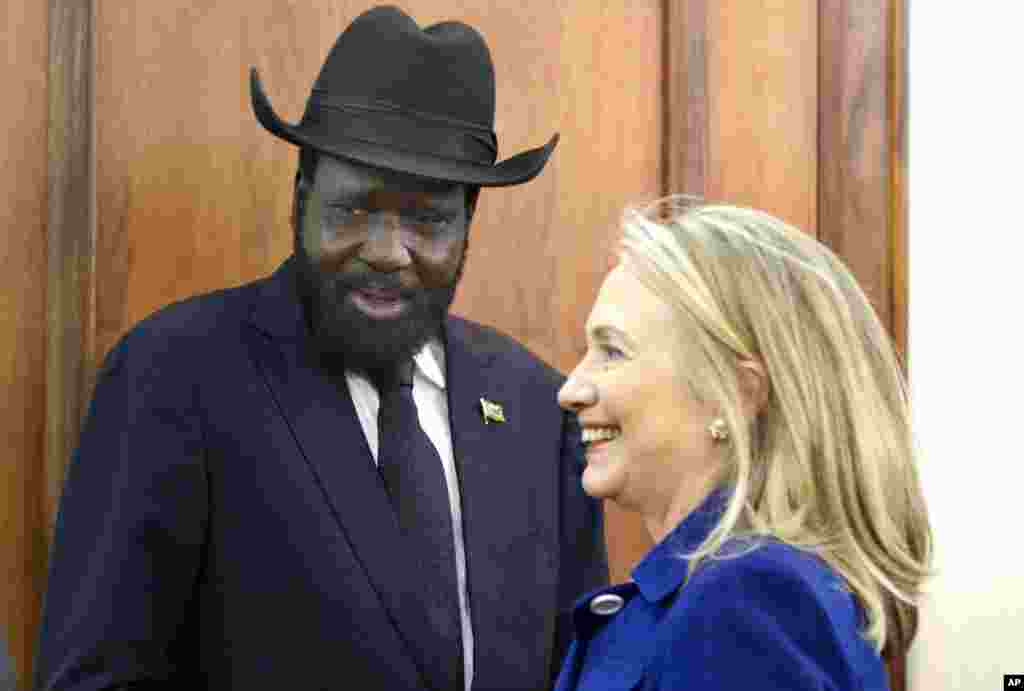 Ngoại trưởng Clinton hội kiến Tổng thống Nam Sudan Salva Kiir tại Tòa nhà Văn phòng Tổng thống ở thủ đô Juba, 3 tháng 8, 2012.