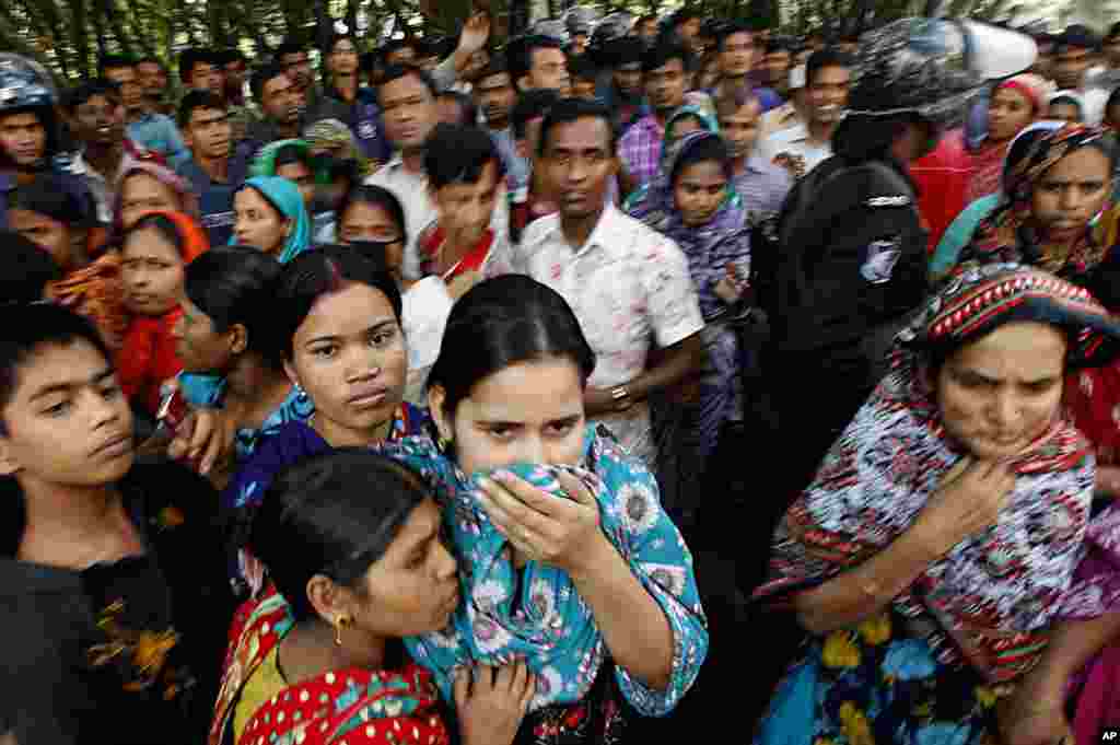 Cư dân vây quanh hiện trường xưởng may bị hỏa hoạn ở ngoại ô Dhaka, ngày 25/11/2012.