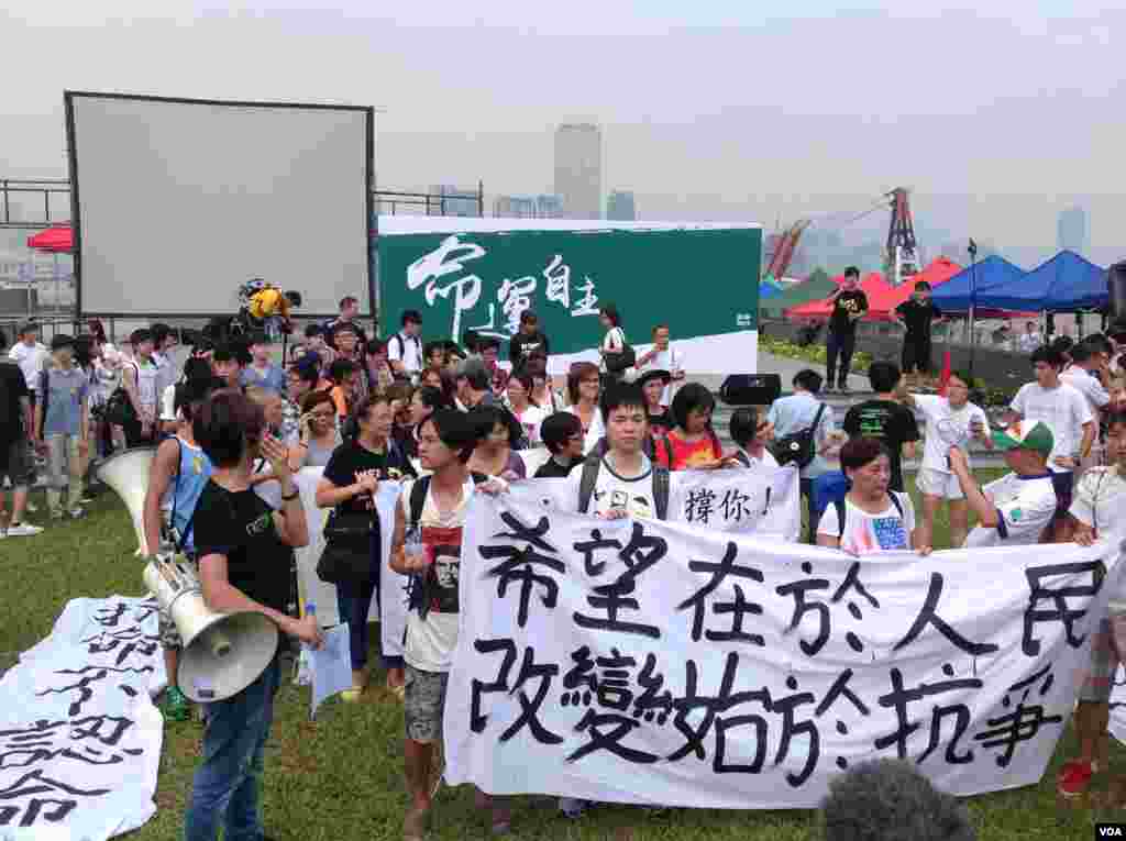 香港学联大专界罢课星期三继续在添马公园举行(美国之音图片/海彦拍摄)