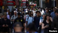 资料照片：人们走在伦敦的牛津街上。 (2021年7月26日)
