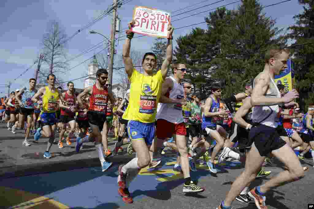 2014年4月21日,在第118届波士顿马拉松比赛中,头一波9000名选手在麻萨诸塞州的霍普金顿跨过起跑线。