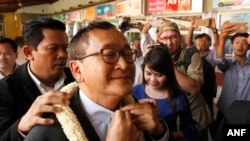 资料照：反对党领导人桑兰西在金边机场戴上了欢迎人士送上的茉莉花项圈。摄于2015年8月16日