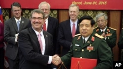 2015年6月1日美国国防部长卡特（前左）与越南国防部部长冯光青签署了一项美越双边合作意向协议后握手。