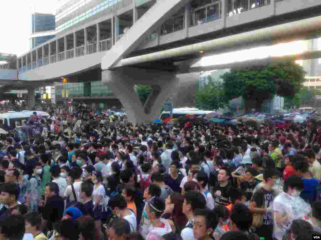 港人声援占中抗拒警方封锁中环金钟多处瘫痪（美国之音海彦拍摄） 