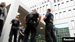资料照片：警察守卫在俄罗斯反对派领袖纳瓦尔尼接受治疗的柏林医院外。(2020年8月22日) 