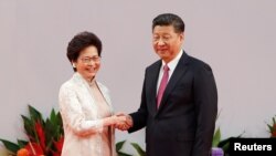 香港新特首林郑月娥2017年7月1日在香港主权移交20周年之际宣誓就职后，与中国国家主席习近平握手。