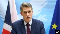 资料照：时任英国国防大臣的威廉姆斯在尼科西亚与塞浦路斯国防部长会晤后对媒体讲话。(2018年1月5日)