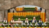 2023年9月10日出席新德里G20峰会的法国总统马克龙、印尼总统维多多、印度总理莫迪、巴西总统达席尔瓦马杜罗、美国总统拜登、 英国首相苏纳克、以及欧盟委员会主席冯德莱恩同其他G20集团国家领导人一起拜谒了拉吉夫·甘地的纪念馆。（Kenny Holston/Pool via REUTERS）