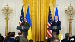 Tổng thống Ukraine Volodymyr Zelenskyy và Tổng thống Hoa Kỳ Joe Biden họp báo tại Tòa Bạch Ốc, Washington, ngày 21/12/2022