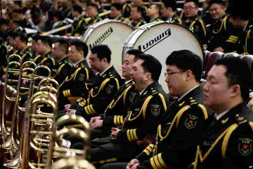 当解放军军乐团的团员2013年3月5日在人民大会堂聆听中国总理温家宝工作报告时,有一名团员在打瞌睡。