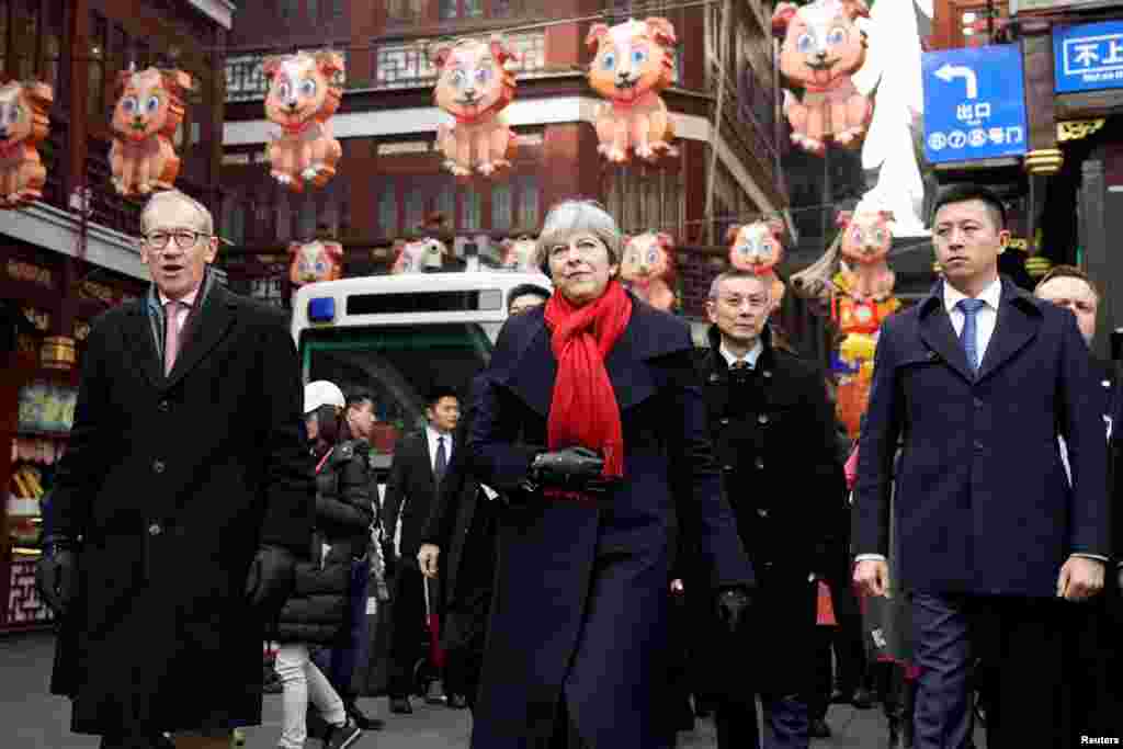 英国首相特蕾莎·梅和她的丈夫菲利普于2018年2月2日访问中国上海的豫园。