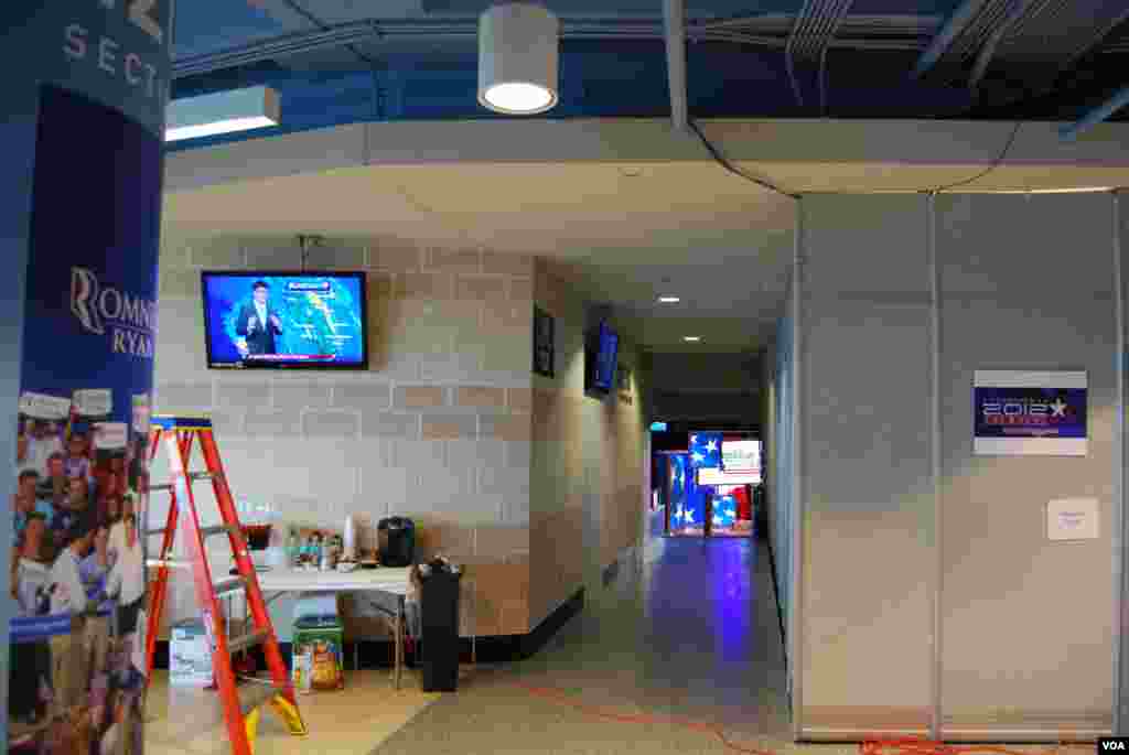 Tất cả truyền hình bên trong Tampa Bay Times Forum, nơi tổ chức Đại hội, đều mở kênh dự báo thời tiết. J. Featherly/VOA
