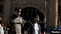 2020年1月29日，在澳大利亚维多利亚州墨尔本确诊了冠状病毒病例后，弗林德斯街车站旁的行人戴着口罩行走。(路透社资料照)