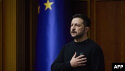 На цій фотографії, оприлюдненій пресслужбою президента України 19 листопада 2024 року, президент України Володимир Зеленський слухає гімн України перед виступом у Верховній Раді. Фото: Пресслужба президента України / AFP