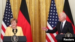 美国总统拜登和德国总理默克尔在白宫东厅共同举行记者会。（2021年7月15日）