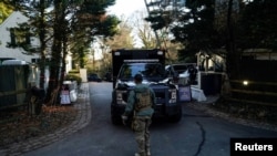 特勤局特工的车辆停在拜登总统位于特拉华州的住所外。(2023年1月5日)