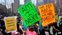 2021年3月21日，人们在纽约唐人街的哥伦布公园参加反对亚裔歧视的集会。